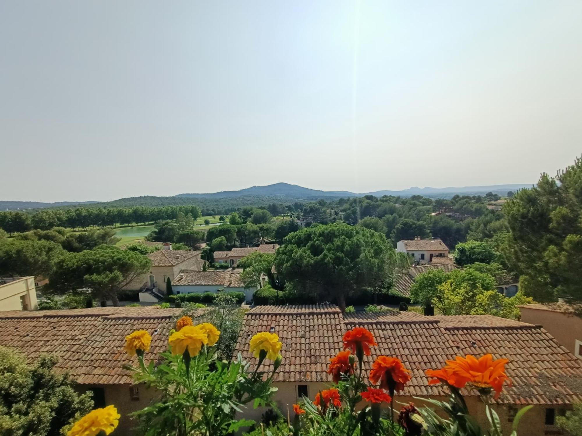 Charmant T2 Climatise Avec Belle Vue , Golf De Pont-Royal Mallemort Δωμάτιο φωτογραφία